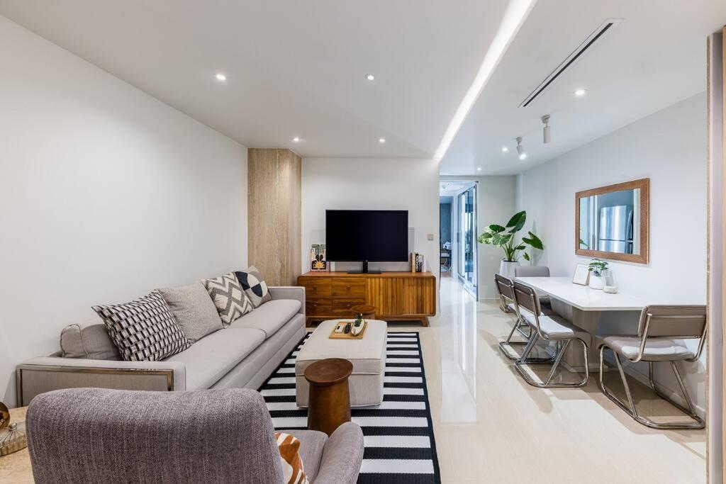 Iconic Skyline, Big Apartment, Great Location Apartment *