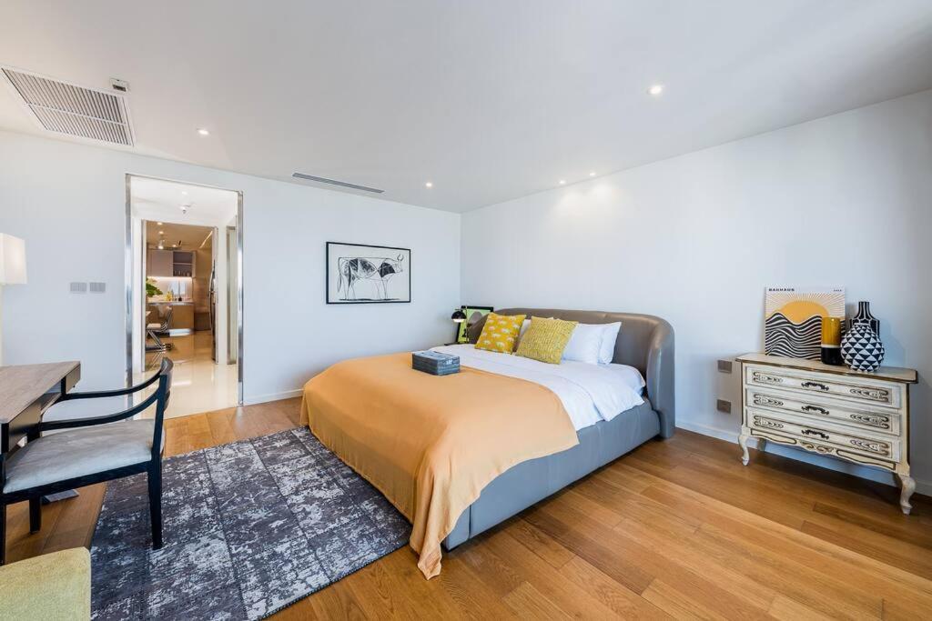 Iconic Skyline, Big Apartment, Great Location *