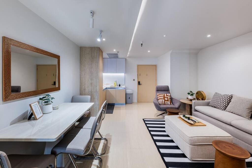 Iconic Skyline, Big Apartment, Great Location